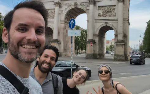 Group of people in front of Siegestor arch during Munich city exploration game.
