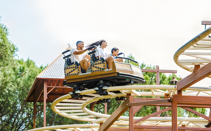 Visitors enjoying the Vertigo ride at Parque de Atracciones de Madrid.