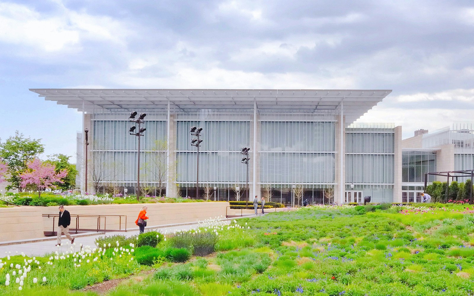 Modern wing of the Art Institute of Chicago with garden in foreground.