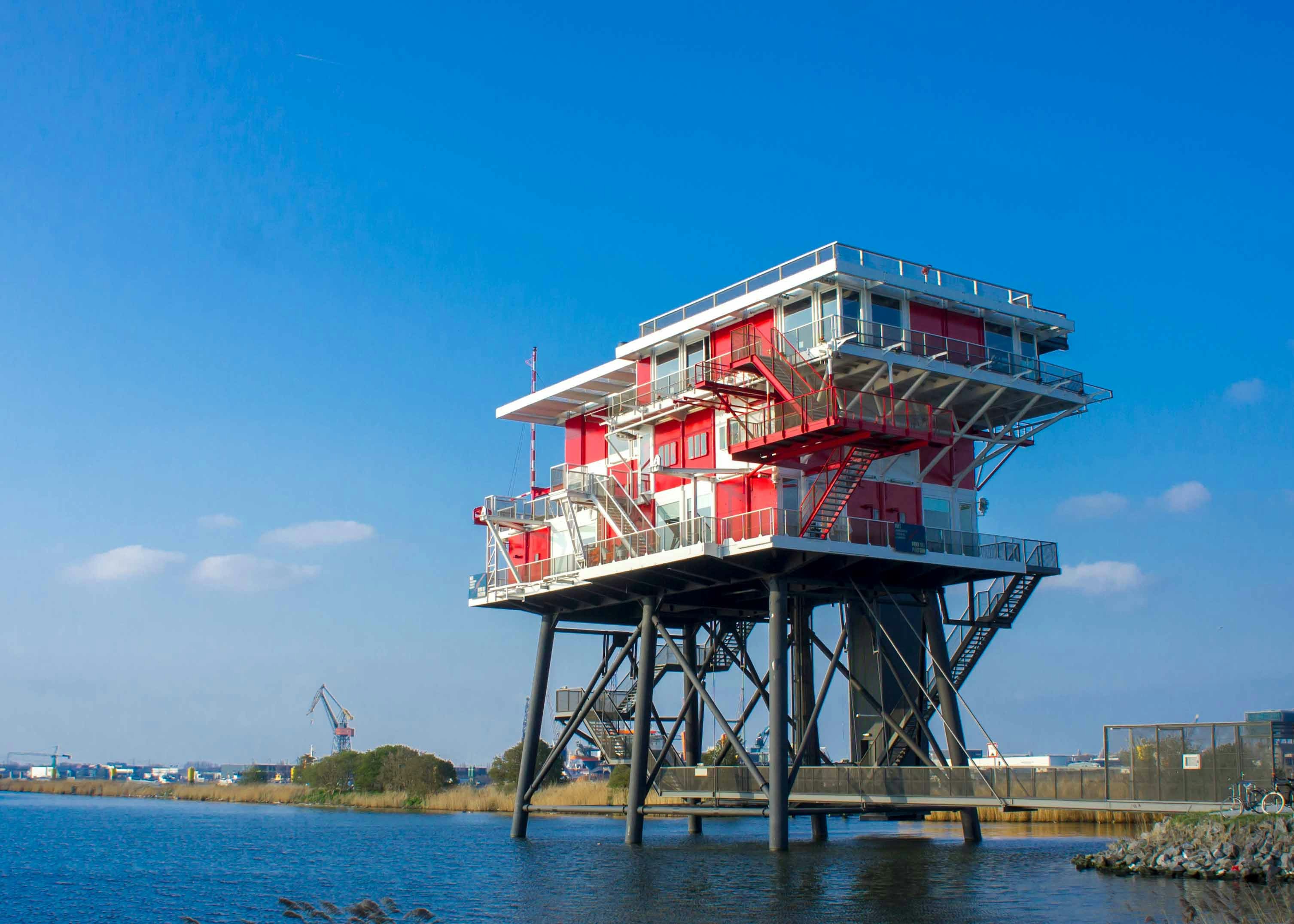 Plattform REM-eiland mit rotweißen Wänden bei blauem Himmel