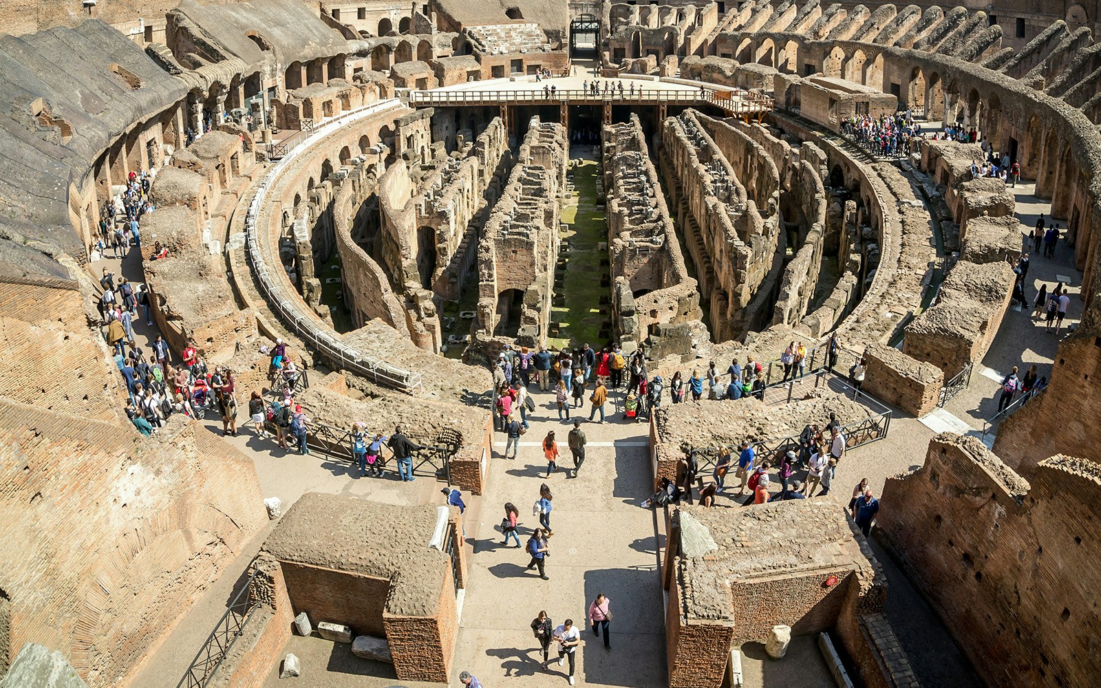 Touristen bei der Erkundung der dritten Ebene des Kolosseums in Rom, Italien, ein einzigartiges Erlebnis, das wir in unserem Tagesausflugspaket anbieten