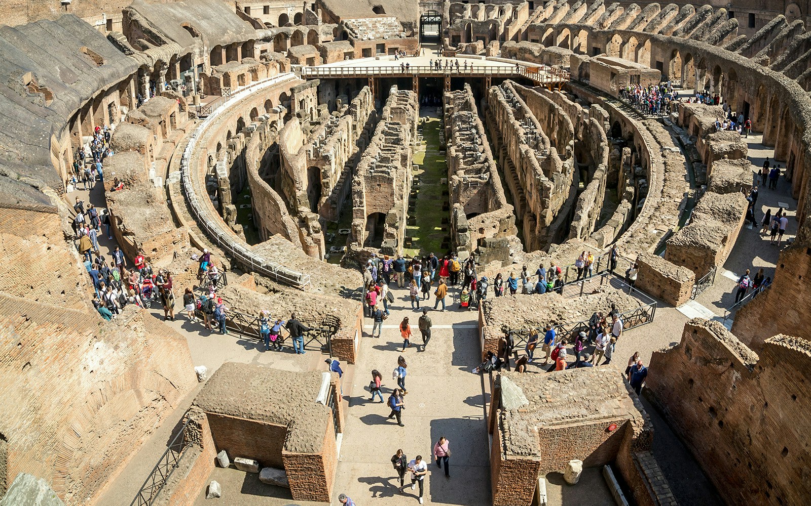 Touristes explorant le troisième étage du Colisée à Rome, en Italie, une expérience unique proposée dans notre forfait d'excursion d'une journée.