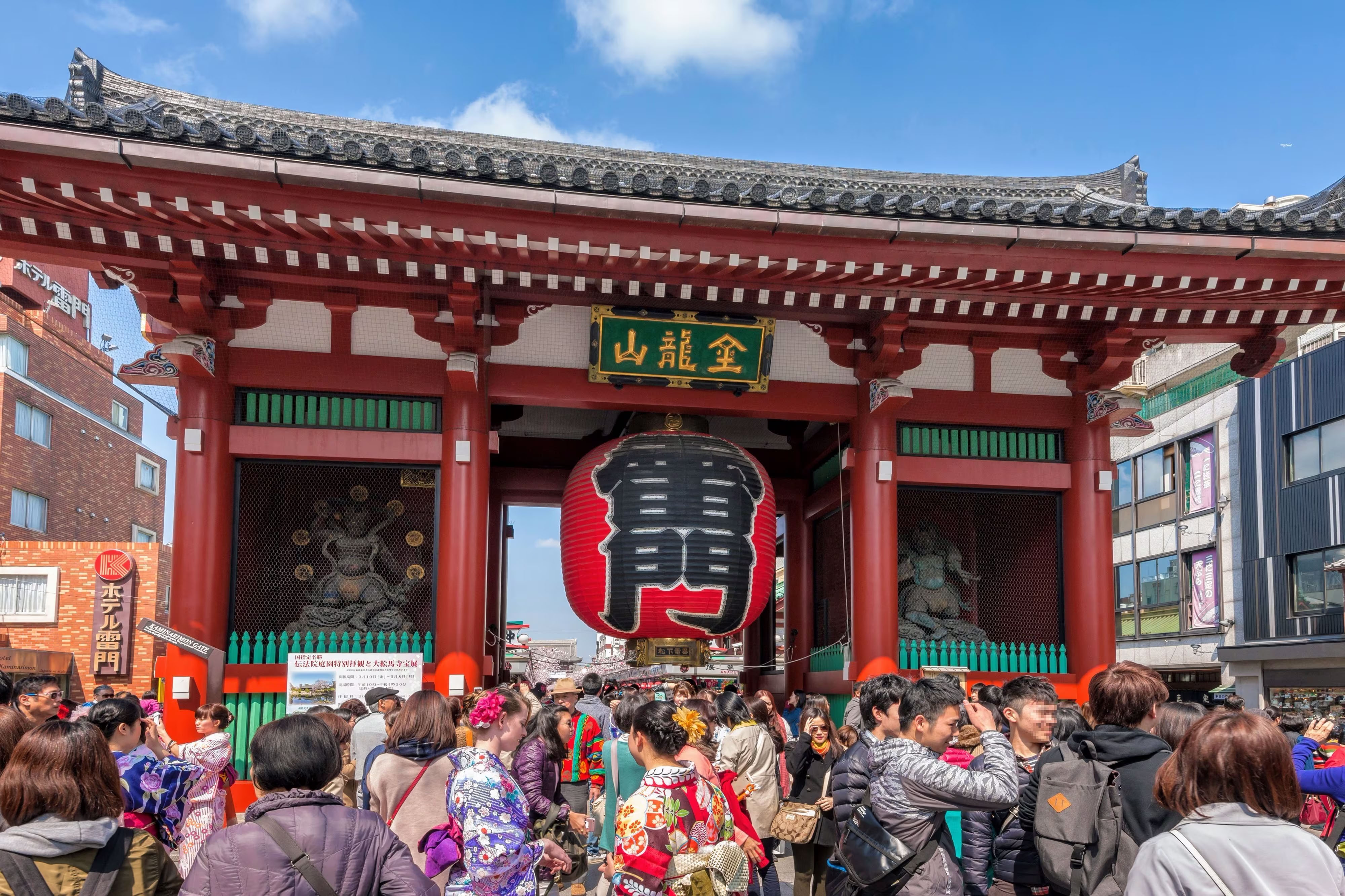 Crowd at Kaminarimon Gate, Senso-ji Temple, Tokyo, Japan.