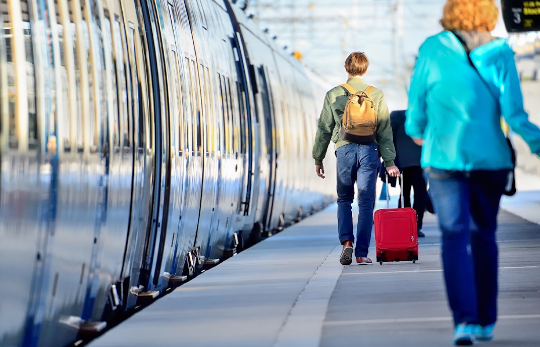 persone che prendono il treno alla stazione - trasferimenti dall'aeroporto di Ciampino