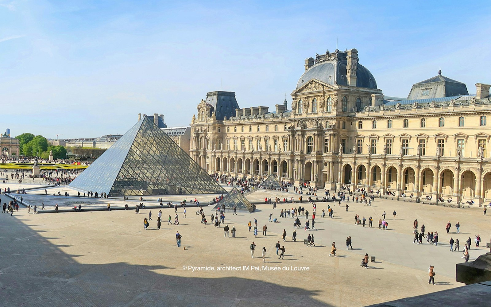 Affluence de touristes au musée du Louvre