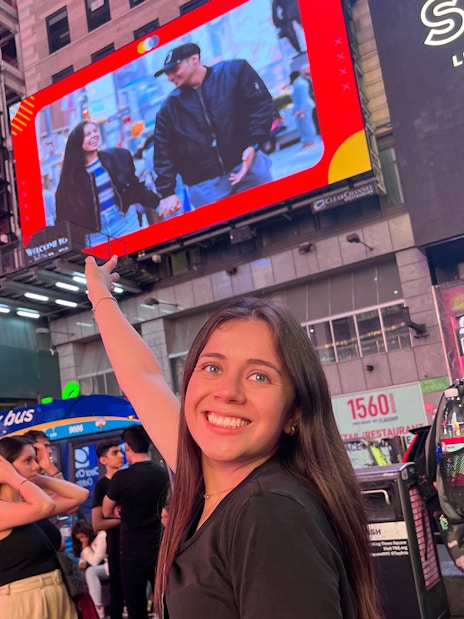 24 stunden lang auf einer plakatwand am times square in nyc-5