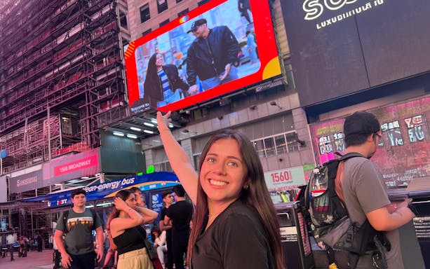 essere in evidenza su un cartellone di times square per 24 ore a new york-5