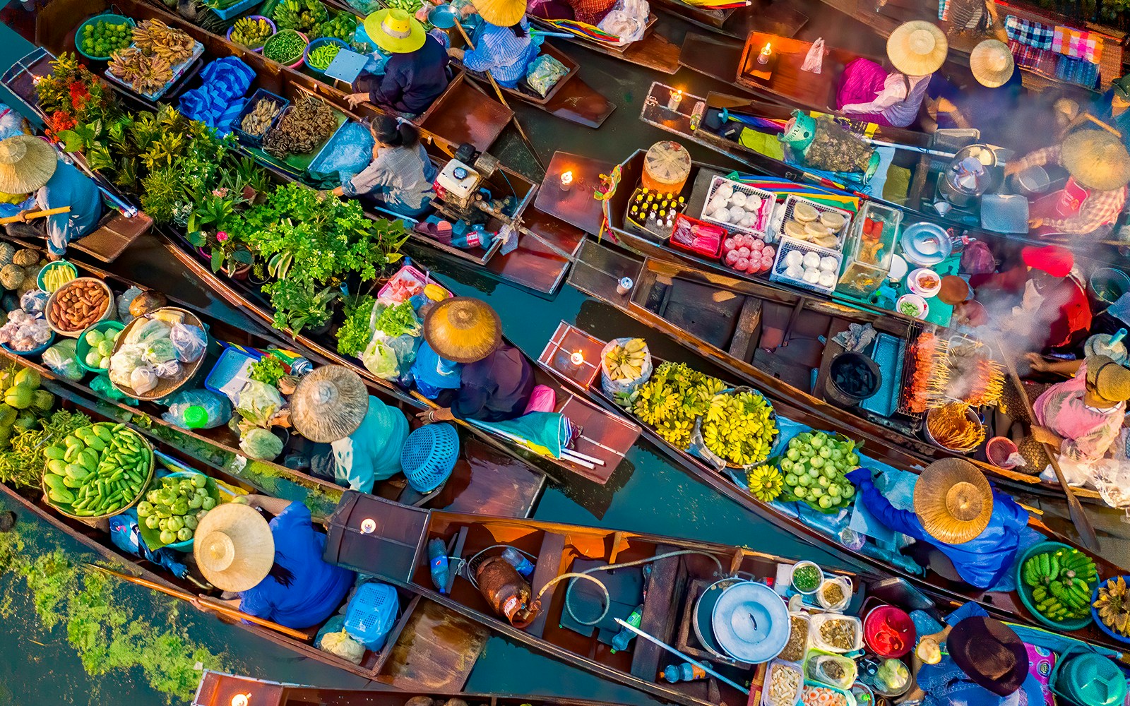 Vendors at Damnoen Saduak Floating Market