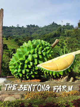 Bentong Farm entrance with large durian sculpture and surrounding greenery.