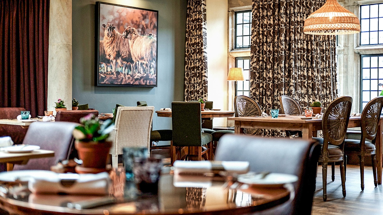 Oxford and Cotswolds countryside view with historic buildings and a traditional country pub.