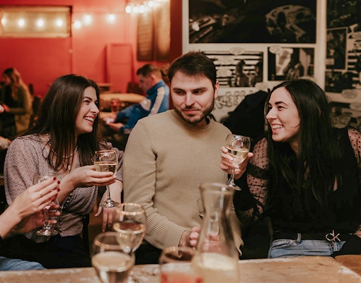 personnes dans les eaux thermales le soir billet Sparty Budapest