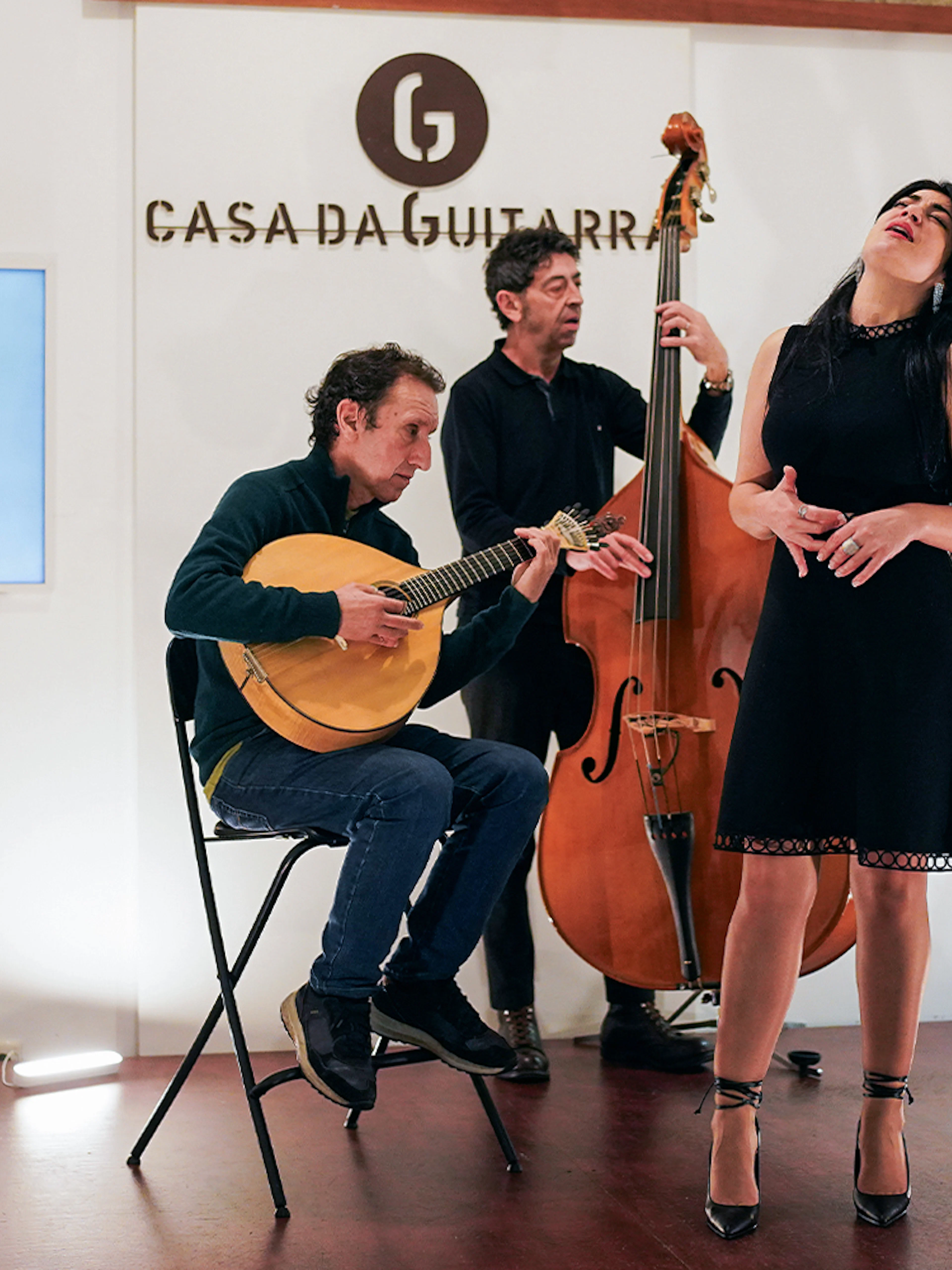 Musicians performing with Isa de Castro at Casa da Guitarra, Porto.