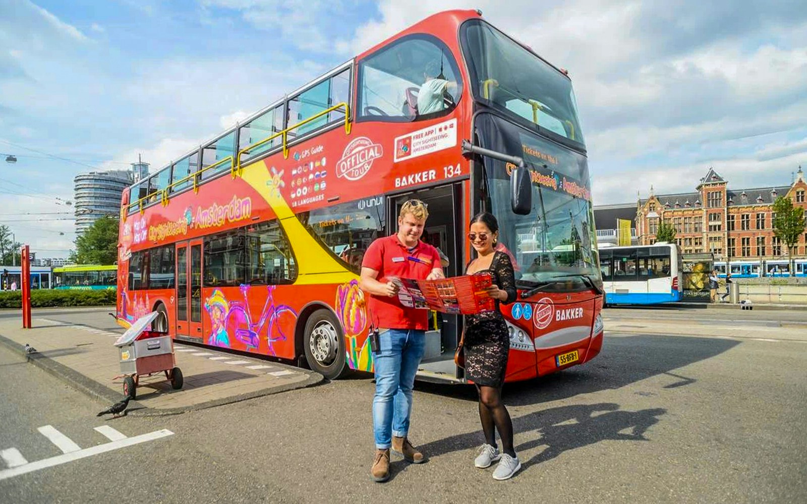 Due persone e un Autobus di City Sightseeing