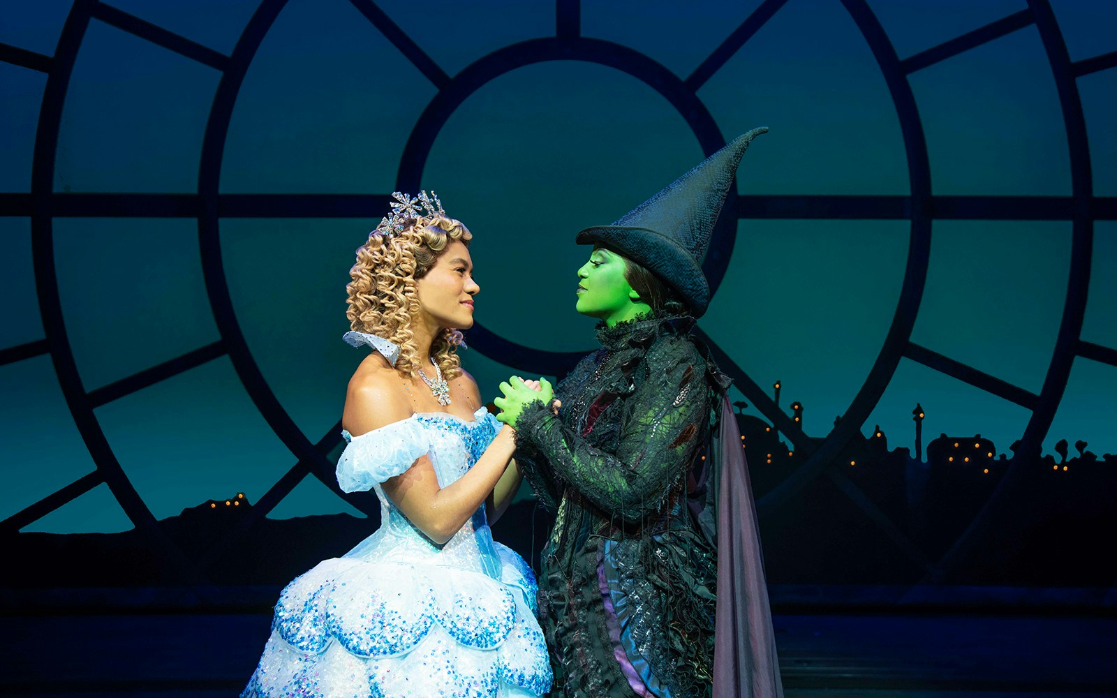 Glind und Elphaba auf der Bühne des Londoner Musicals Wicked