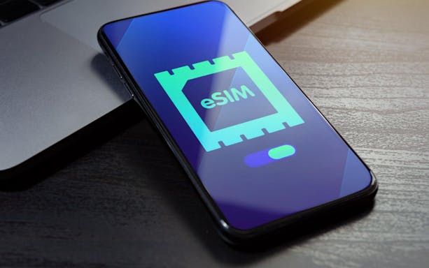 Smartphone displaying eSIM icon for 4G prepaid eSIM in Turkey.