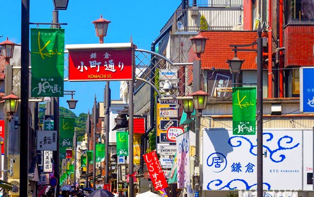 Komachidori street in Kamakura with shops and visitors exploring the vibrant marketplace.