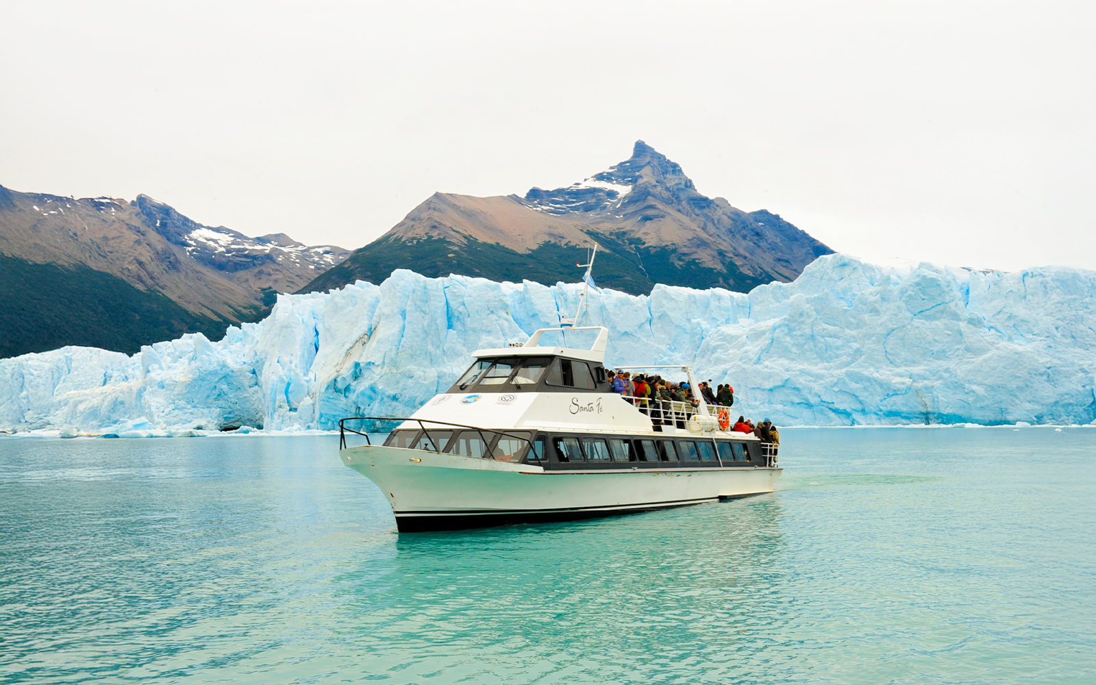 Cruise boat in front of Perito Moreno Glacier, Argentina.