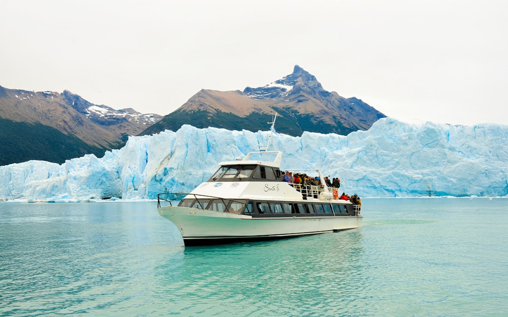 Cruise boat in front of Perito Moreno Glacier, Argentina.