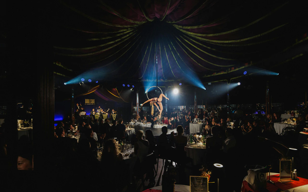 Vienna Burlesque Dinner Club allo Spiegelzelt MIRAGE con cena a più portate e festa dopo lo spettacolo — 5