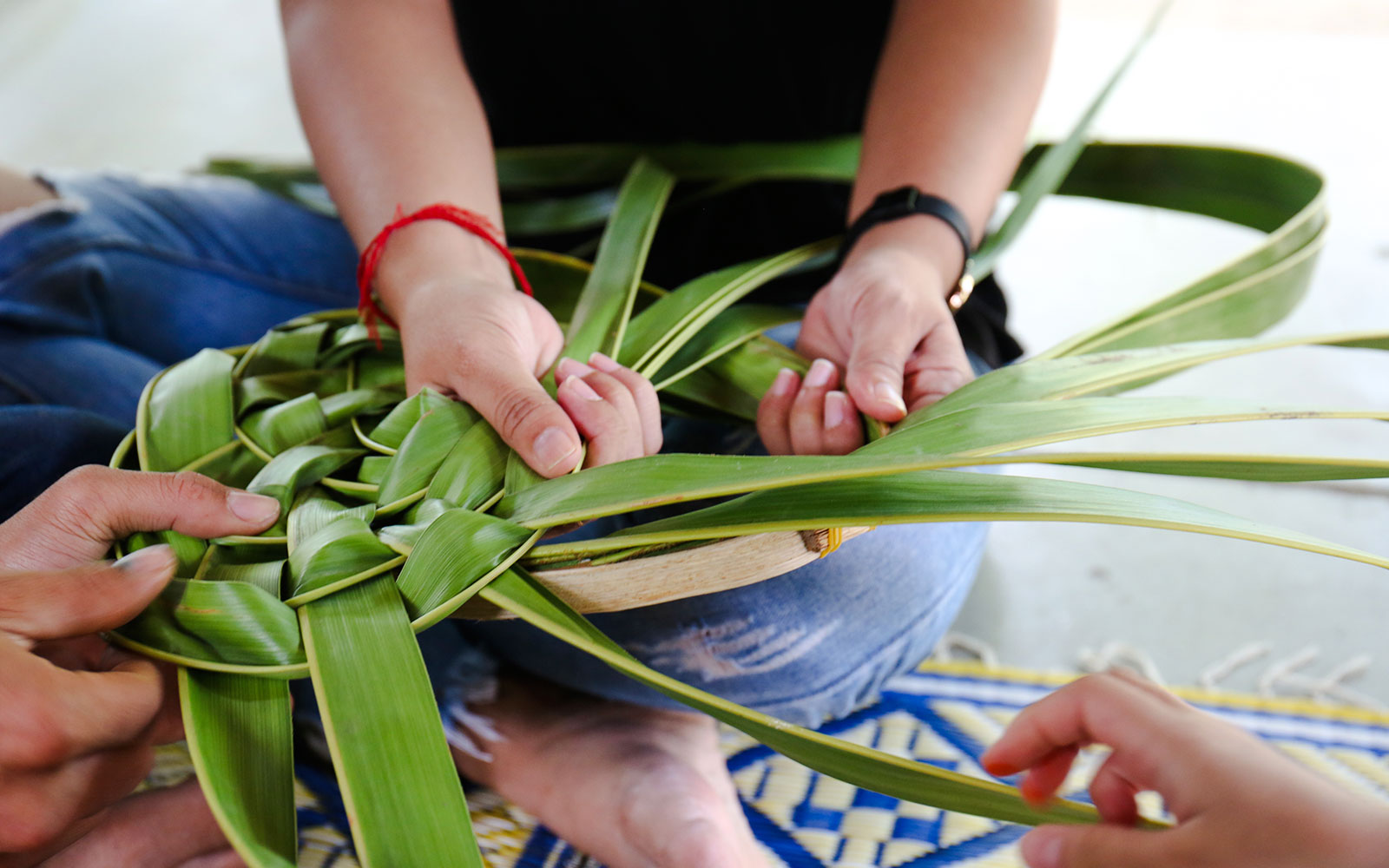 Verkstad för souvenirer från kokosnötsblad