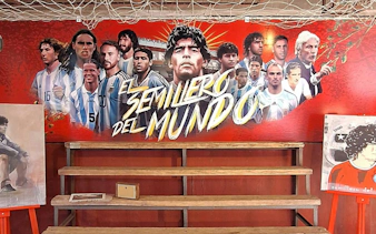 Mural of famous Argentine footballers at El Semillero del Mundo, Buenos Aires.