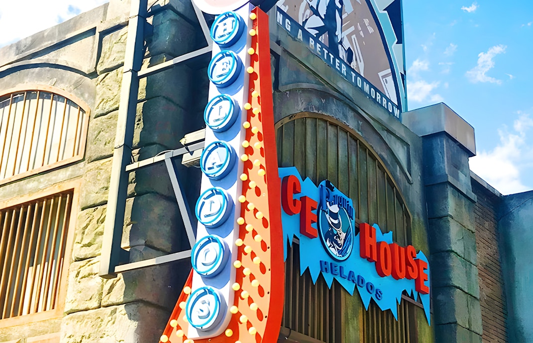 Parque Warner Madrid's The Penguin Helados ice cream shop sign.