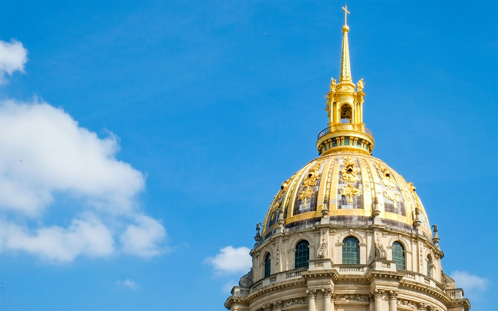 Dôme des Invalides in Paris with golden dome and historic architecture.