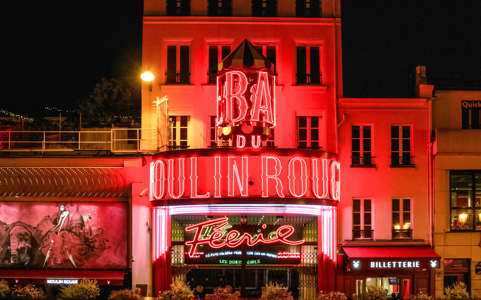 Moulin Rouge illuminato di notte a Parigi, Francia.