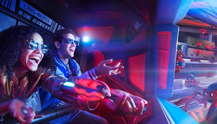 Amigos se divertindo no jogo do Homem-Aranha em RV