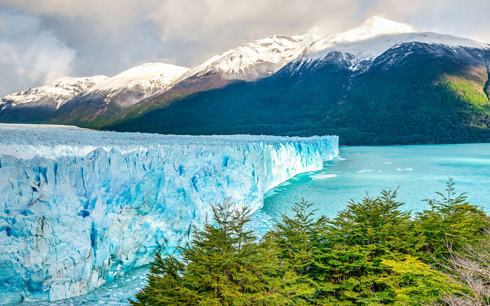 Perito Moreno Glacier with snow-capped mountains and turquoise lake in Patagonia, Argentina.