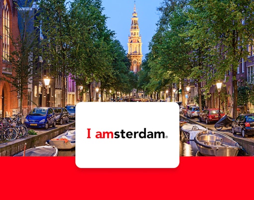 Een gracht en kerk in Amsterdam met het logo van de I Amsterdam Card