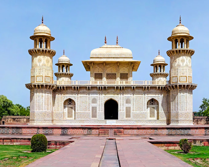 From Delhi: Taj Mahal, Agra Fort and Baby Taj Private Guided Day Trip