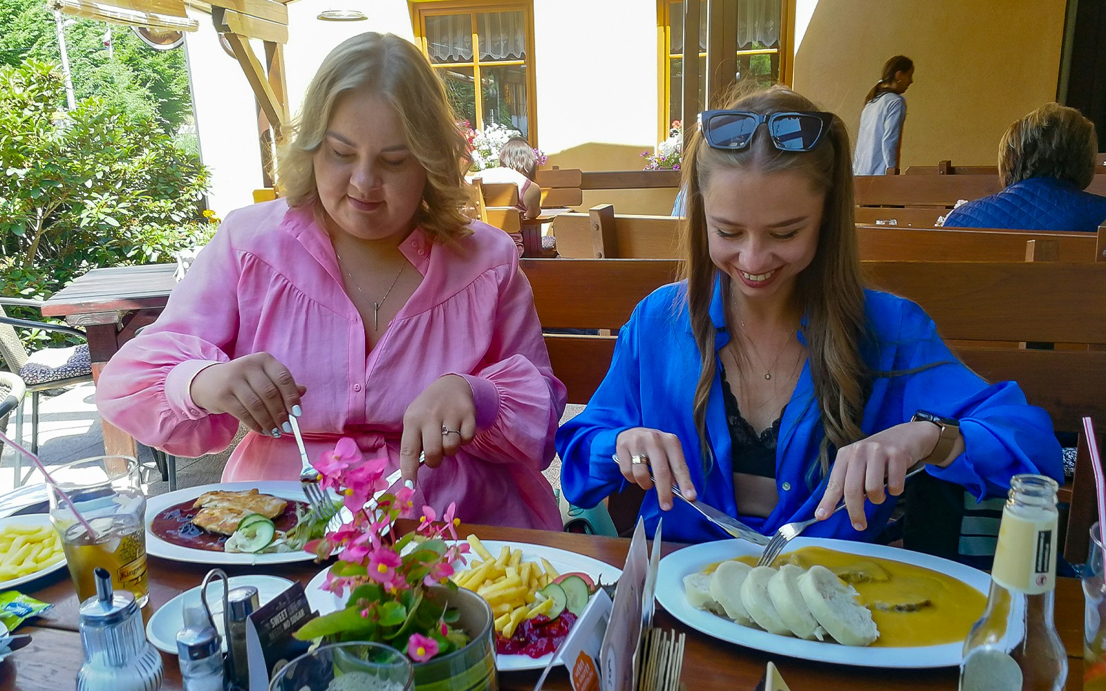 Visitors enjoying lunch during the Bastei Bridge guided tour.