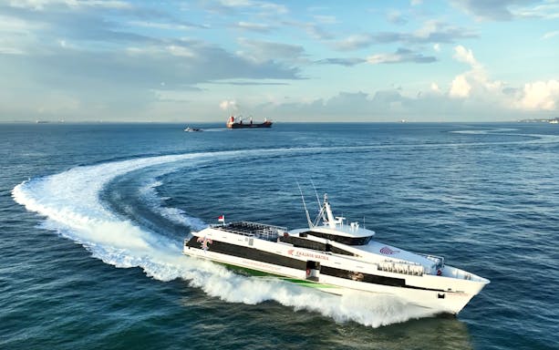 Fast ferry cruising from Padang Bay to Gili Trawangan, Gili Air, and Senggigi.