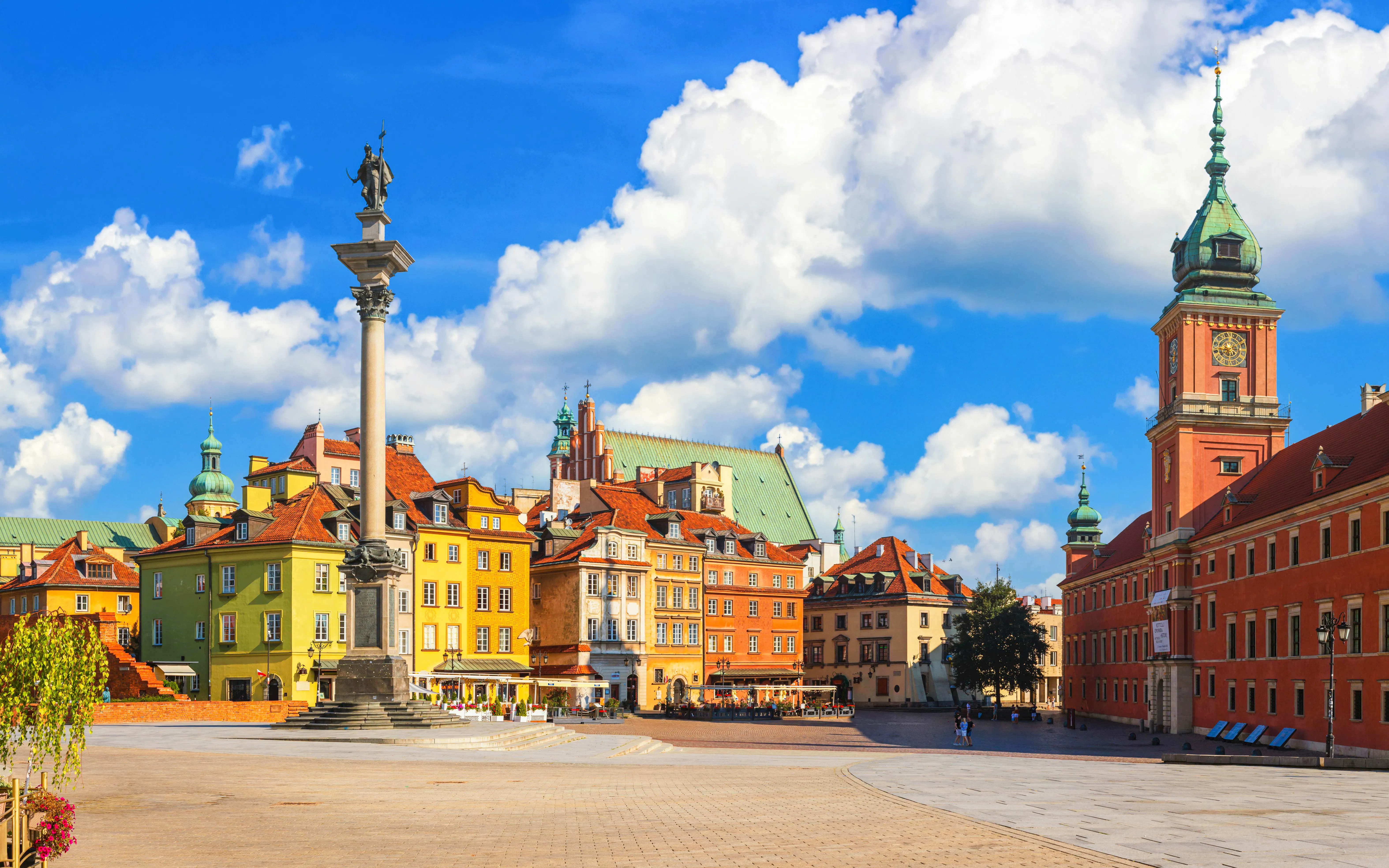 Castle Square with Royal Castle and colorful buildings in Warsaw, Poland.