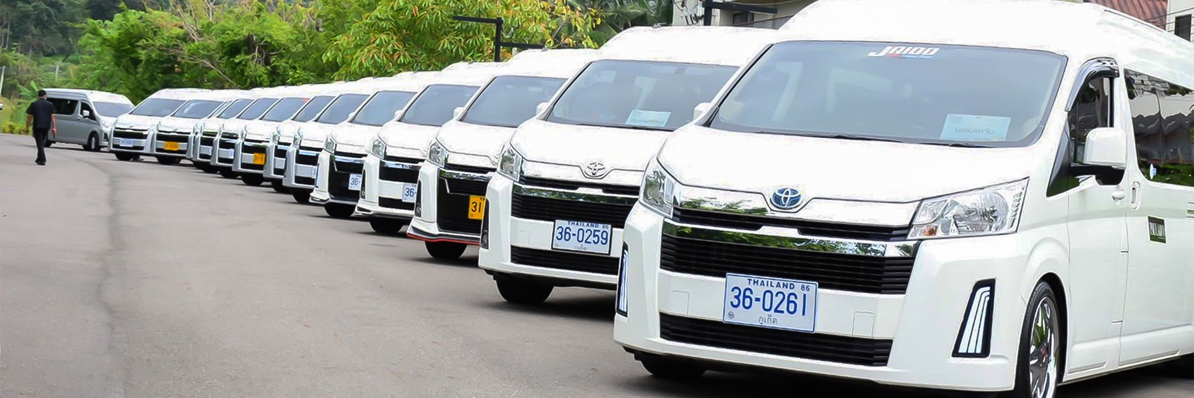 Furgoni privati fuori dall'aeroporto