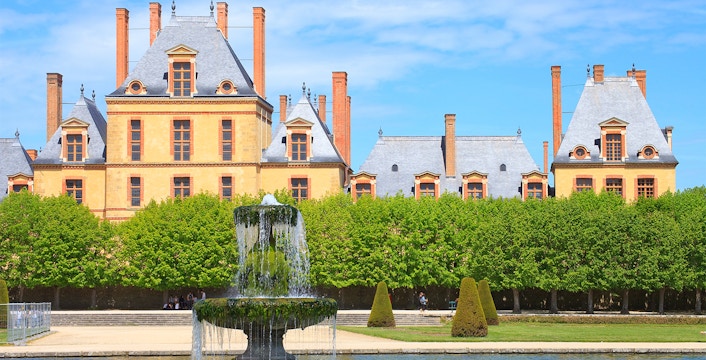 Château de Fontainebleau café interior with patrons dining.