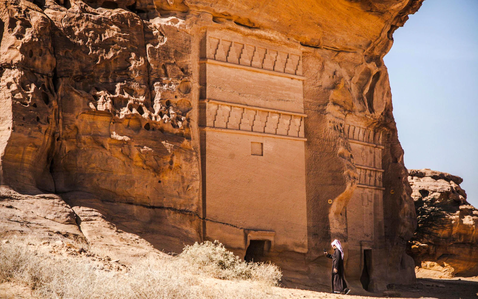 AlUla Guided Tour with Hotel Pickup: Hegra Maraya Oasis and AlUla Lookout
