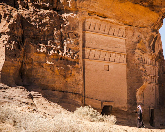 AlUla Guided Tour with Hotel Pickup: Hegra Maraya Oasis and AlUla Lookout