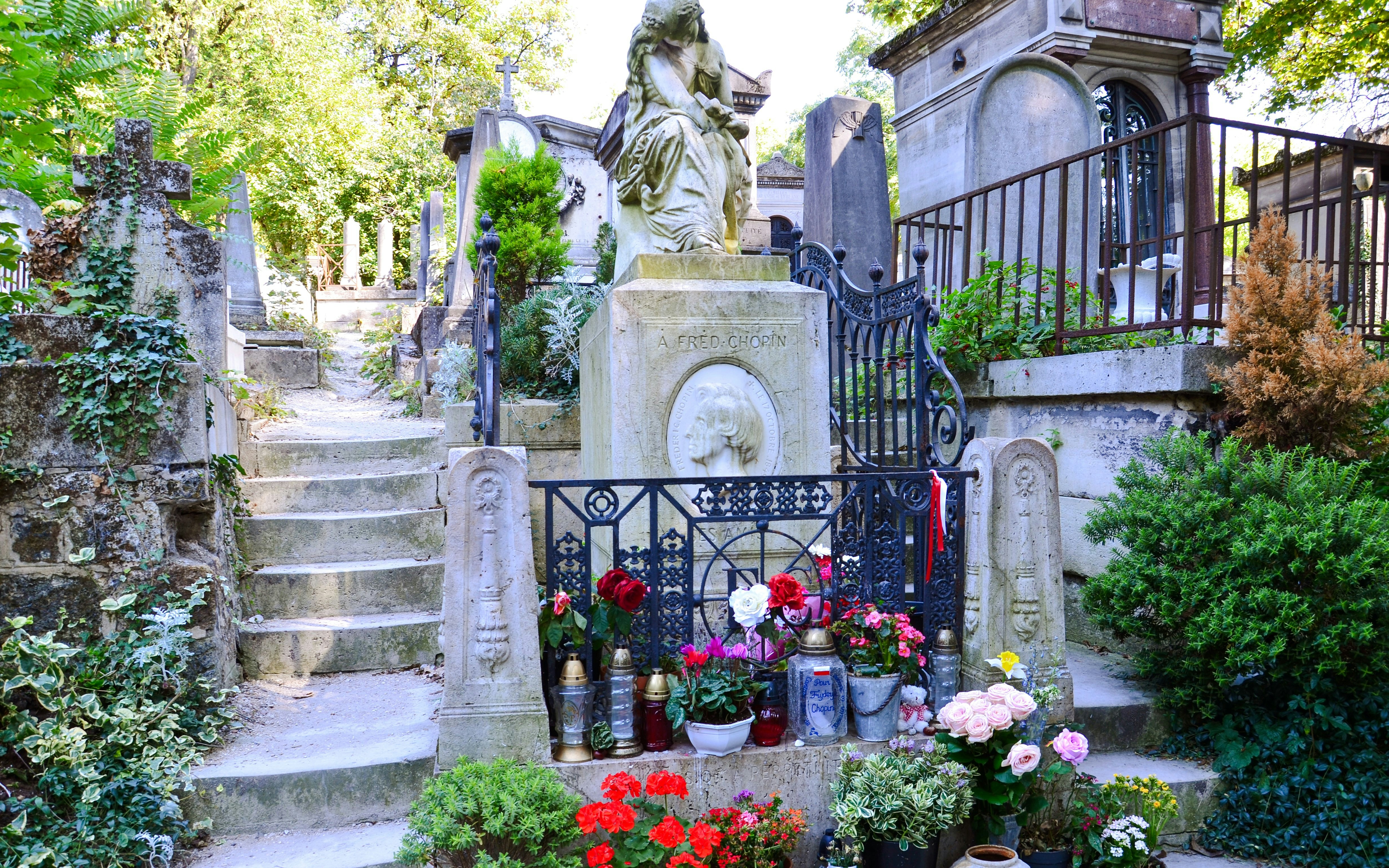 Frédéric Chopin’s tomb adorned with flowers at Père Lachaise Cemetery, Paris.