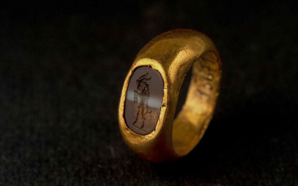 Ancient Roman gold ring with nicolo intaglio depicting a figure.