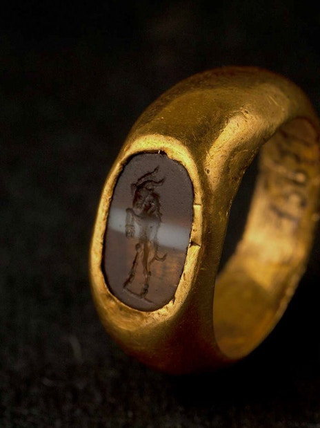 Ancient Roman gold ring with nicolo intaglio depicting a figure.