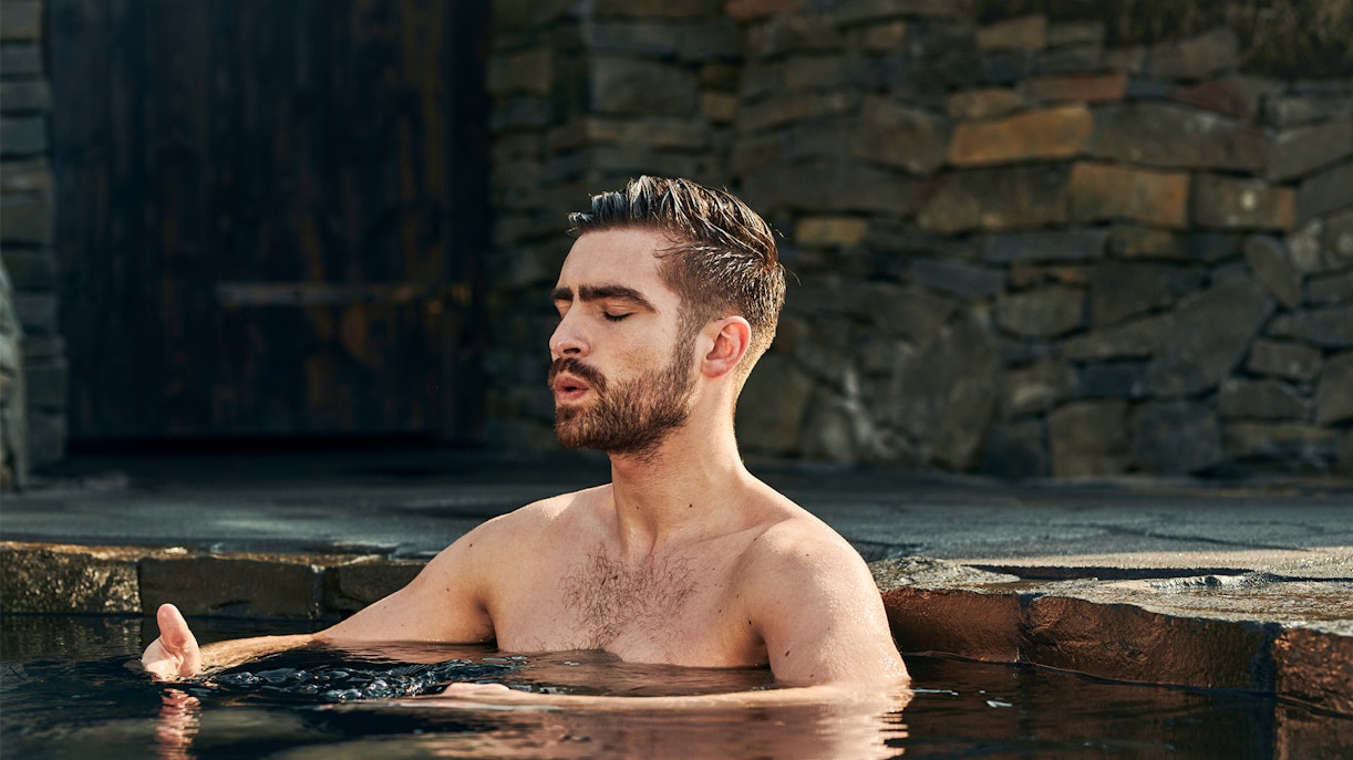 Man relaxing in geothermal pool at Sky Lagoon Saman Pass.
