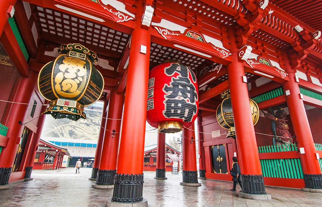 Large red lanterns at Sensoji Temple entrance, Asakusa, Tokyo.