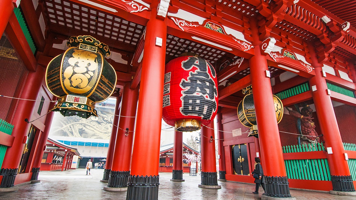 Large red lanterns at Sensoji Temple entrance, Asakusa, Tokyo.