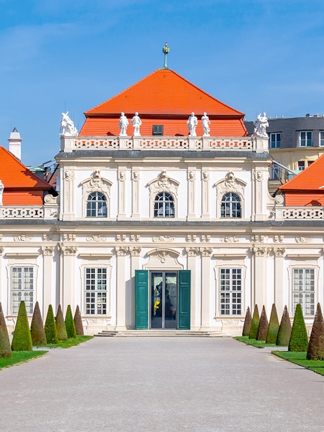 Lower Belvedere palace facade with statues and manicured gardens, Vienna.