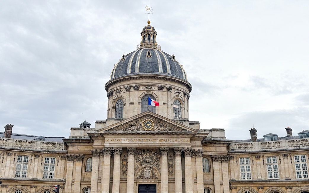 Panthéon dome with French flag in Paris during Treasure Hunt tour.