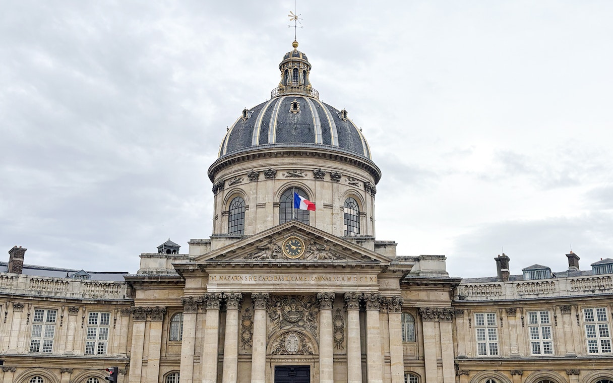 Panthéon dome with French flag in Paris during Treasure Hunt tour.
