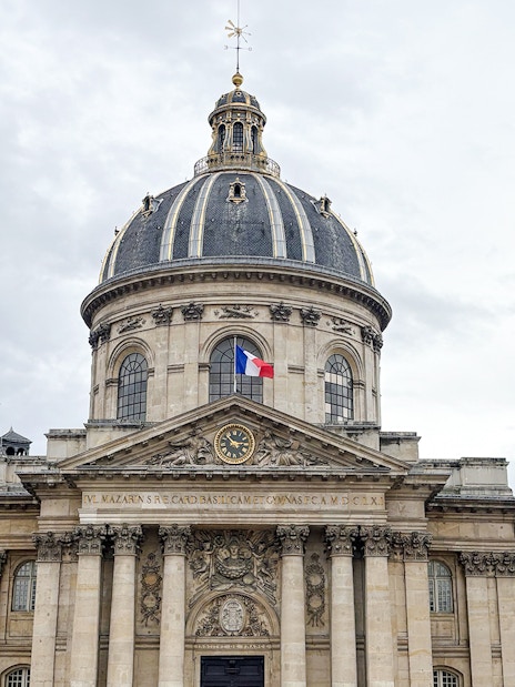 Panthéon dome with French flag in Paris during Treasure Hunt tour.