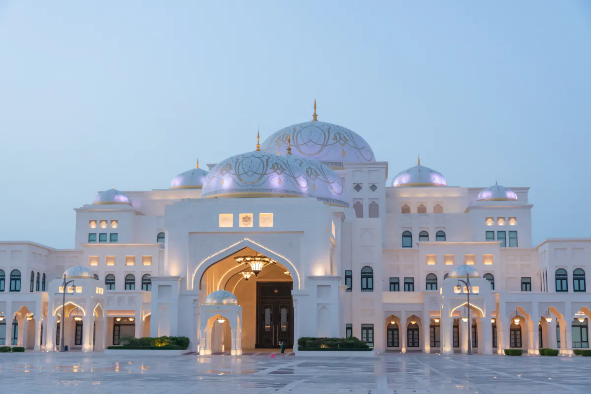 fra dubai: tur i abu dhabi med besøk til sheikh zayed-moskeen og souq-6